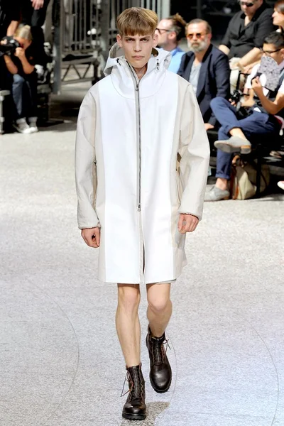 Look 10